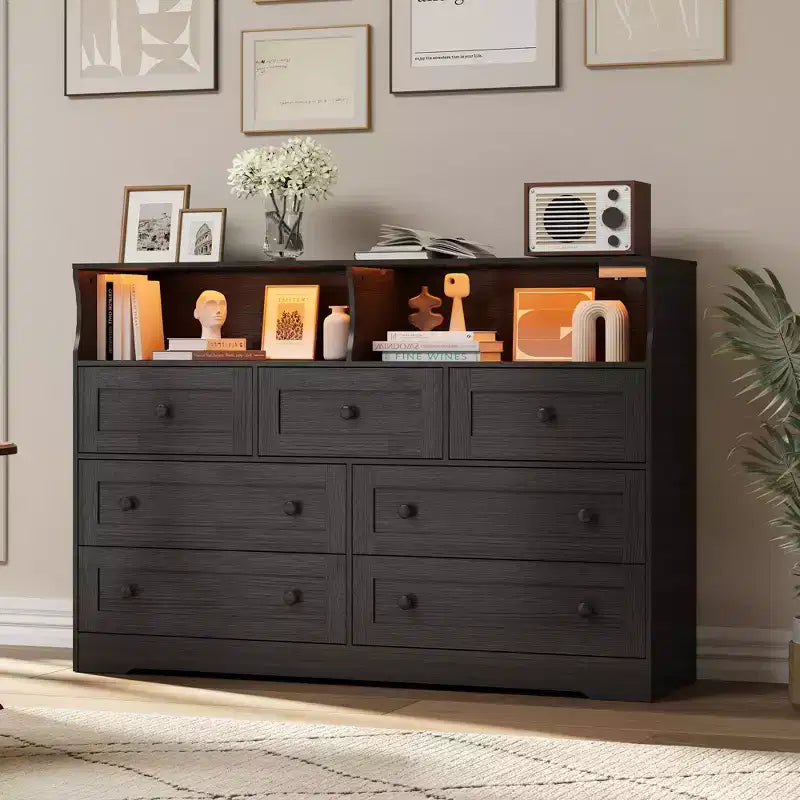 Commode 7 tiroirs avec lumières LED et station de charge – Meuble de rangement en bois avec compartiments ouverts pour chambre à coucher
