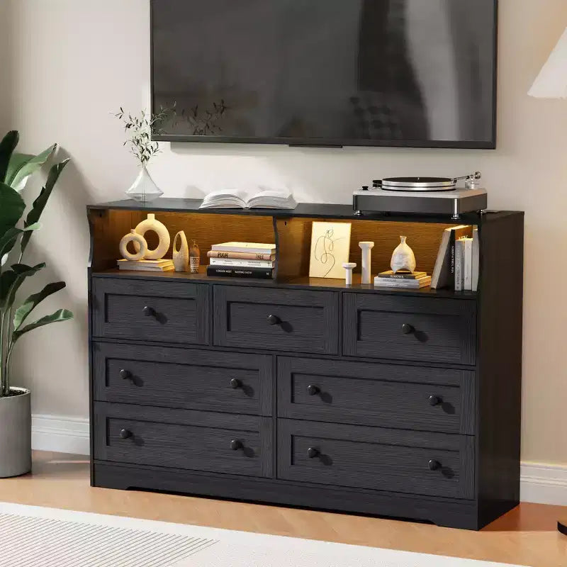Commode 7 tiroirs avec lumières LED et station de charge – Meuble de rangement en bois avec compartiments ouverts pour chambre à coucher