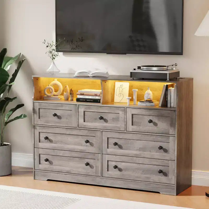 Commode 7 tiroirs avec lumières LED et station de charge – Meuble de rangement en bois avec compartiments ouverts pour chambre à coucher