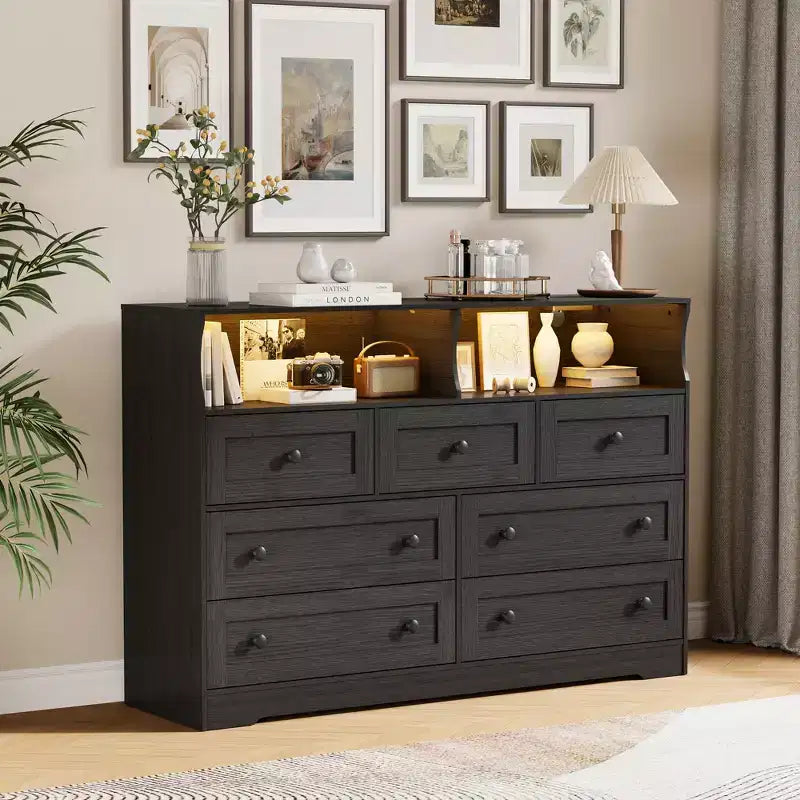 Commode 7 tiroirs avec lumières LED et station de charge – Meuble de rangement en bois avec compartiments ouverts pour chambre à coucher