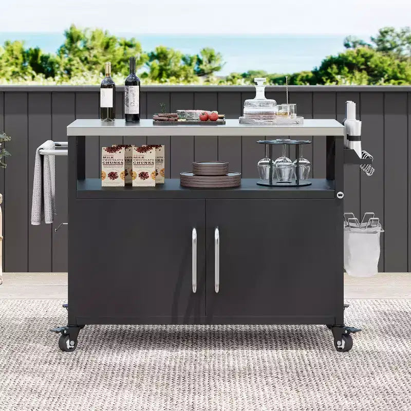 Îlot de cuisine d'extérieur de 138,4 cm avec plateau en acier inoxydable – Chariot de bar avec 4 roulettes verrouillables pour barbecue