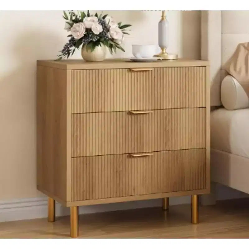 Meuble à 3 tiroirs avec texture verticale et pieds fuselés – Rangement moderne pour le salon