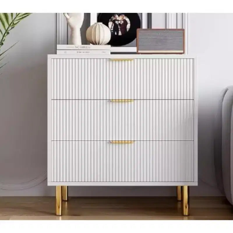 Meuble à 3 tiroirs avec texture verticale et pieds fuselés – Rangement moderne pour le salon