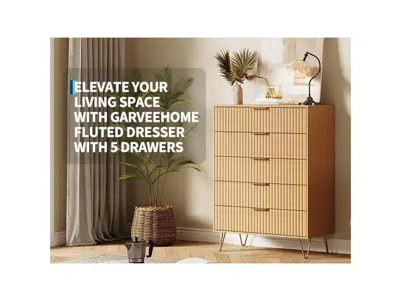 Commode à 5 tiroirs cannelés de 121,2 cm de haut – Chêne naturel, poignées dorées, anti-basculement, rangement de chambre étanche