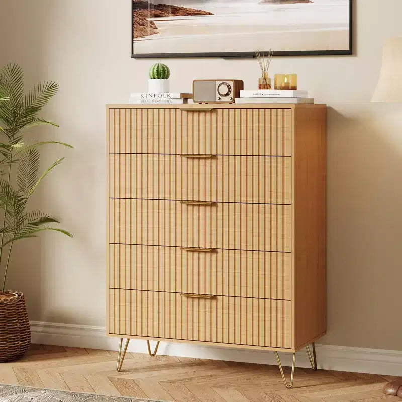 Commode à 5 tiroirs cannelés de 121,2 cm de haut – Chêne naturel, poignées dorées, anti-basculement, rangement de chambre étanche