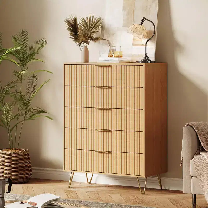 Commode à 5 tiroirs cannelés de 121,2 cm de haut – Chêne naturel, poignées dorées, anti-basculement, rangement de chambre étanche