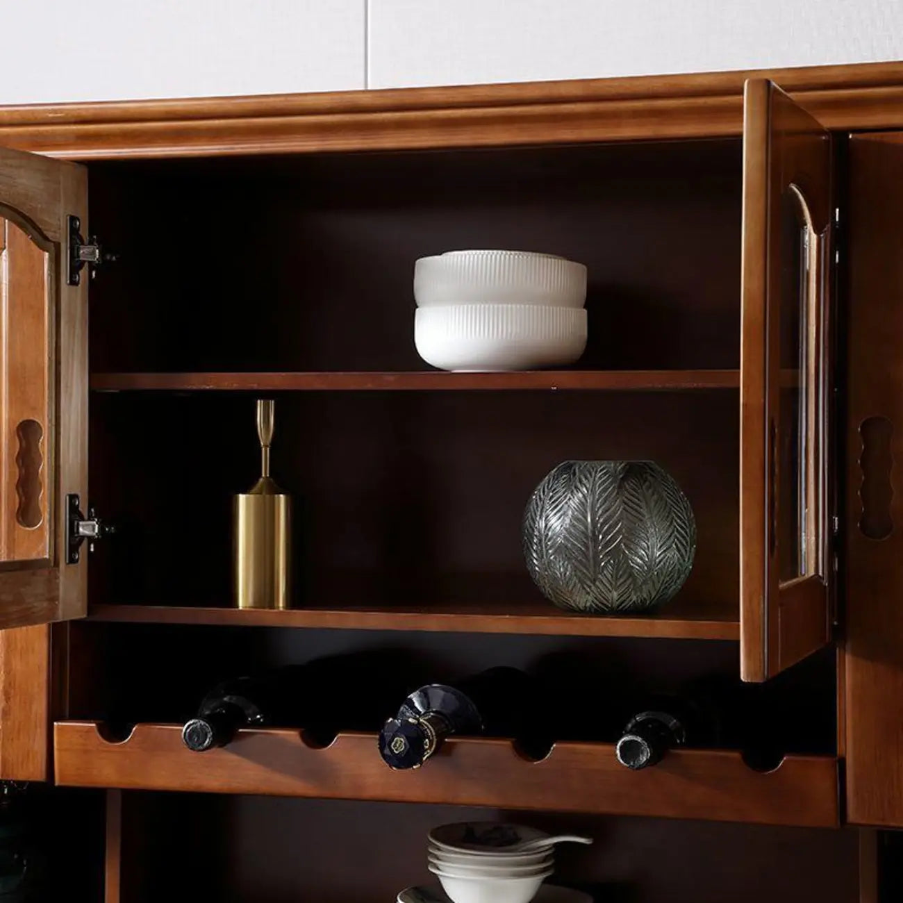 Buffet de cuisine en bois blanc avec casier à vin intégré