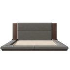 Lit rembourré King Gray Floor à profil bas avec tête de lit en bois étendue, étagères de chevet intégrées